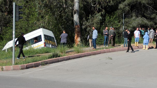 Adana'da Öğrenci Servisi ile Otomobil Çarpıştı 13 Yaralı