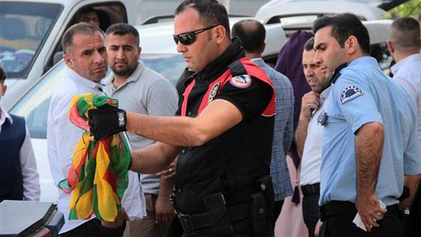 Adana'da Polis, Düğün Konvoyunu Durdurdu! PKK Propagandasından Gözaltı Yaptı!