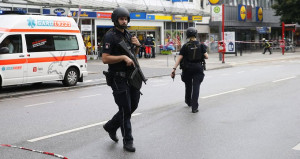 Almanya'da Bıçaklı Saldırgan Dehşeti: 1 Ölü, Çok Sayıda Yaralı Var!