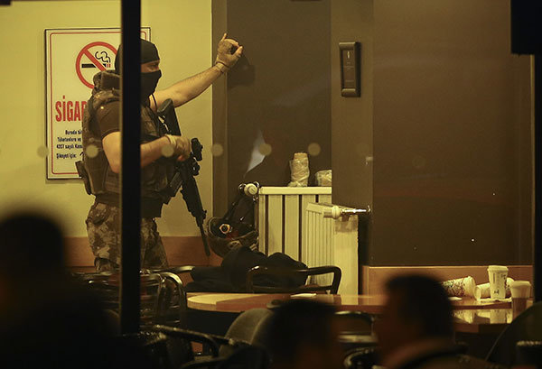 Ankara’da Gece Yarısı Film Gibi Operasyon Kendini Tabancayla Tuvalete Kilitleyen Adam Ortalığı Ayağa Kaldırdı