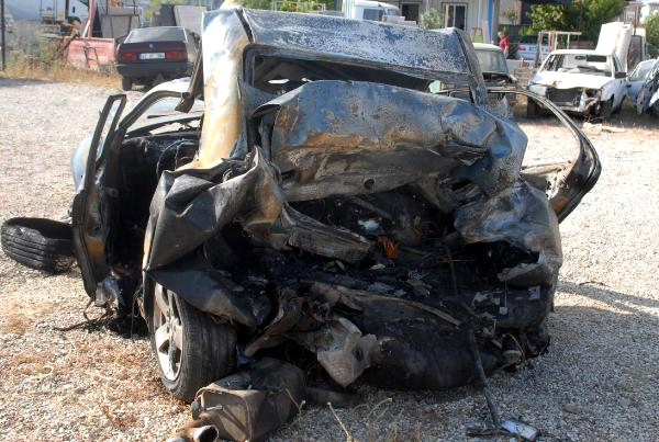 Antalya’da İlginç Kaza! Polisin Durdurduğu Otomobile Minibüs Çarptı: 2 Kişi Yanarak Öldü