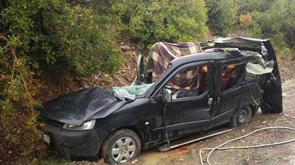 Artvin'de Seyir Halindeki Otomobilin Üzerine Kaya Düştü: 3 Ölü, 1 Yaralı