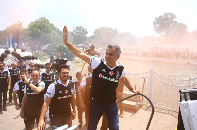 Beşiktaşlı Taraftarlar, Boğaz'da Şampiyonluk Kutlamasında! Gemilerle Üçüncü Yıldızı Kutluyorlar!