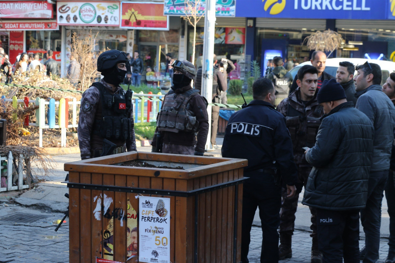Diyarbakır’da Binaya Bombalı Saldırı! Patlayıcıyı Bardak İçinde Bıraktılar