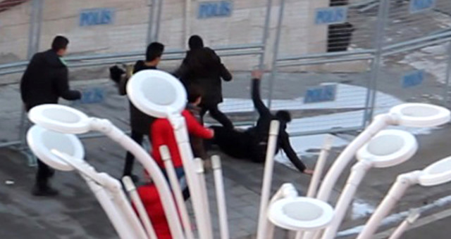 Erzurum’da Dehşet Anları! Lise Öğrencisini Çembere Alan Kalabalık Grup Öldüresiye Dayak Attı 