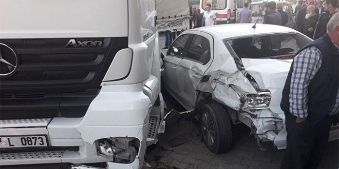Erzurum’da Feci Kaza! TIR Ve 2 Araç Birbirine Girdi! 3 Kişi Yaralandı