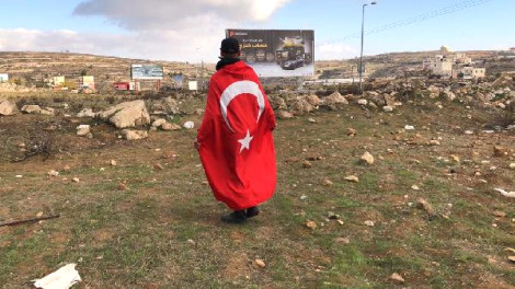 Filistin’de Koca Yürekli Yiğit! Sırtındaki Türk Bayrağıyla İsrail Askerlerine Meydan Okudu