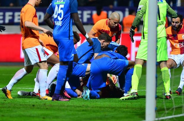 Galatasaray Maçında Büyük Şok! Yıldız Futbolcunun Ölümden Döndüğü Anlar