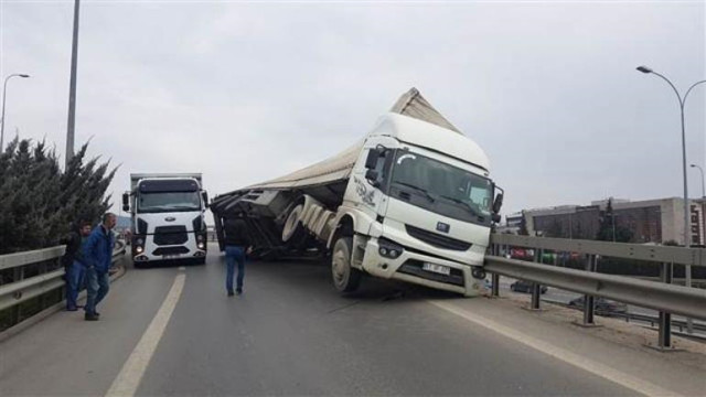 Sürücüler Dikkat! İstanbul’da Korkutan Anlar: TIR Yan Yattı, TEM'de Trafik Kilitlendi