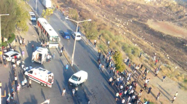  İzmir’de Cezaevi Servis Aracının Geçişi Sırasında Bomda Patladı: 1’i Ağır 8 Yaralı