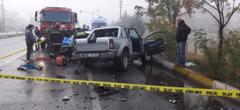 Manisa’da Kamyonet Otomobille Çarpıştı! 1 Kişi Öldü, 2 Kişi Yaralandı