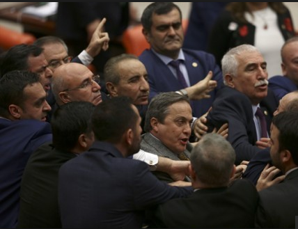 Meclis’te Afrin Kavgası! AK Parti ve HDP’li Vekiller Birbirine Girdi: 3 Vekil Yaralandı