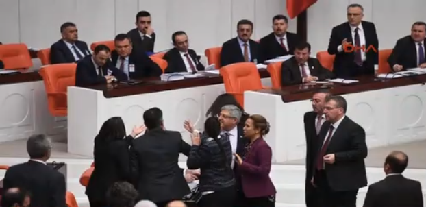 Mecliste “Ahlaksız” Kavgası! AK Parti ve HDP Milletvekilleri Birbirine Girdi