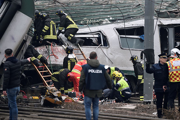Tren Raydan Çıktı Feci Kaza Kaçınılmaz Oldu: 2 Ölü 100' Yakın Yaralı