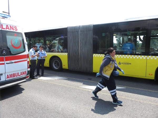 Son Dakika! İstanbul'da Metrobüs Bariyerlere Daldı, Yaralılar Var!