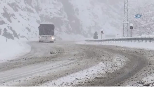 Sürücülerin Kar Esareti Başladı! Zigana Beyaza Büründü, Araçlar Yolda Kaldı