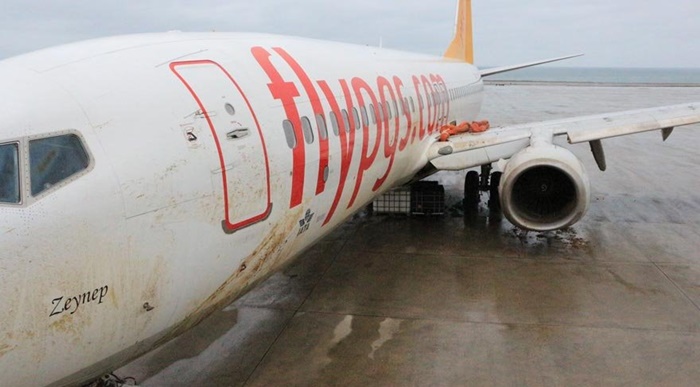 Trabzon'da Pistten Çıkan Uçak 20 Saat Süren Çalışma Sonunda Aprona Çekildi