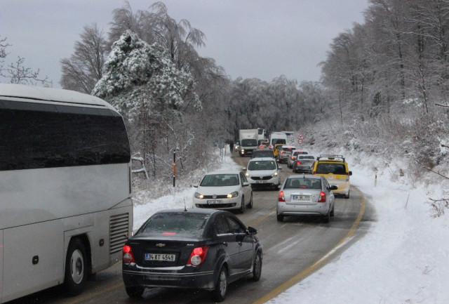 Uludağ’da Kar Esareti! Araçlar Yolda Kaldı Zincir Satıcıları Bayram Etti