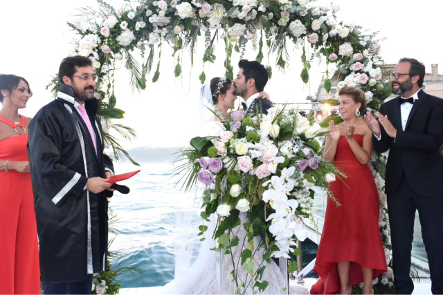 Yılın Düğünü Yapıldı! Fahriye Evcen ve Burak Özçivit Evlendi!