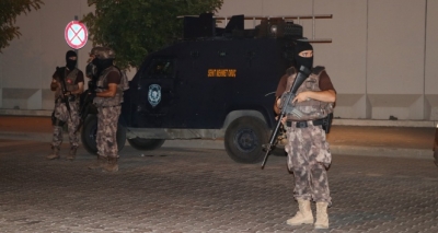 Adana'da Sıcak Dakikalar! Aralarında Husumet Olan İki Grup Petrol İstasyonunda Karşılaştı Silahlar Konuştu!