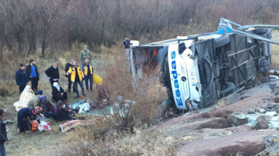AFAD Ekipleri Bölgede! Erzincan’da Yolcu Otobüsü Şarampole Yuvarlandı: Ölü ve Yaralılar Var