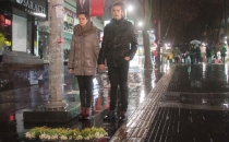 Ankara'da Yağmur'un Altında'duran çift' eylemi