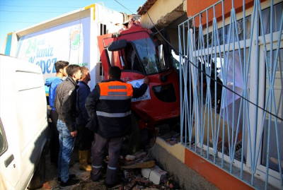 Antalya’da Akıl Almaz Kaza! Kontrolden Çıkan Çöp Kamyonu Eve Daldı: 3 Yaralı