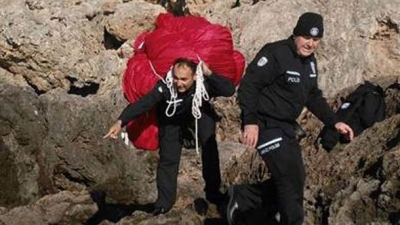 Antalya'da Polis Memuru Denize Düşen 100 Kiloluk Türk Bayrağını Sırtında Taşıdı!