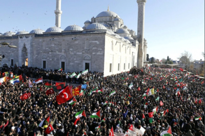 Bayrağını Kapan Fatih Camii'ne Akın Etti! Türkiye'de Dev Kudüs Protestosu!
