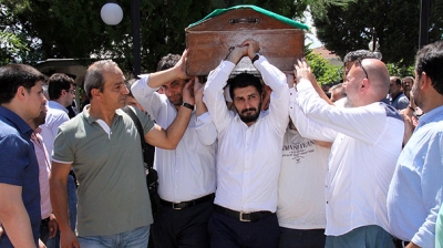 Bir Babanın En Ağır Yükü! Gazeteci Ersin Çelik Küçük Kızının Tabutunu Gözyaşları İçinde Omuzladı!