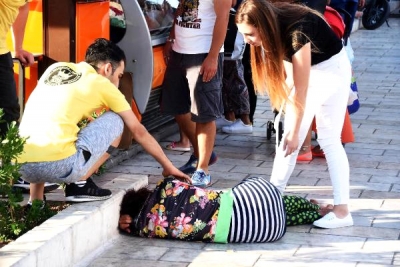 Bodrum’da Tur Rehberi Alkollü Kadın, Gençlere Saldırıp Kendisini Otomobillerin Altına Attı!