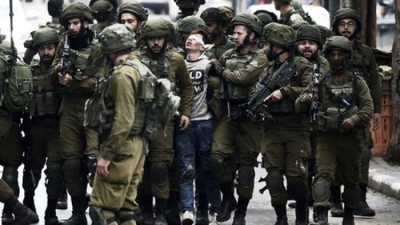 Bu Fotoğraf İsrail'i Dünyaya Rezil Etti! 14 Yaşındaki Filistinli Direnişçiyi 25 Asker Gözaltına Aldı