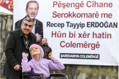 Cumhurbaşkanı Erdoğan Hakkari’de! Halk Kürtçe Pankartlar Açtı, Coşku Sokaklardan Taştı