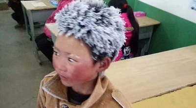 Dünya Onu Konuşuyor! Ailesi Tarafından Terk Edilen 8 Yaşındaki Çocuğun Okula Giderken Saçları Dondu