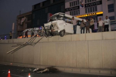 Elazığ'da Yürekleri Ağza Getiren Kaza! Minibüs Alt Geçitte Asılı Kaldı: 7 Yaralı