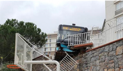 İstanbul’da Halk Otobüsü Dehşeti! Okul Duvarını Yıktı, Faciaya Ramak Kaldı