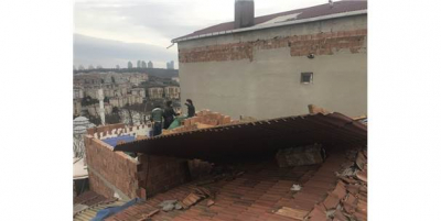 İstanbul’da Kuvvetli Fırtına Gecekondunun Çatısını Uçurdu