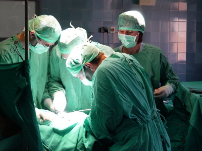 İzmir’de Doktor Ameliyatta Rahimde Sargı Bezi Unuttu! Hasta Hayatını Kaybetti, Doktor 3 Ay Görevden Men Edildi