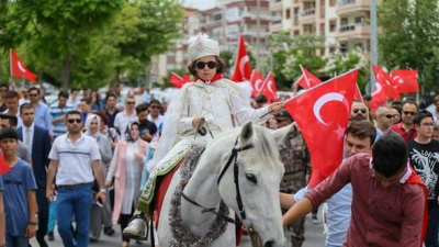 İzmir’in Gaziemir İlçesi’nde Şehit Oğlunun Sünnet Töreninde Konvoya Binlerce Kişi Katıldı