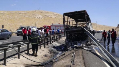 Şanlıurfa'da Yolcu Otobüsü Bariyerlere Çarparak Alev Aldı, Çok Sayıda Yaralı Var!
