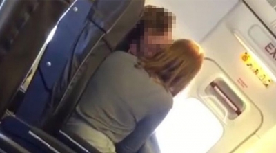 Skandal! Uçakta Diğer Yolcuların Gözü Önünde Battaniyenin Altında Cinsel İlişkiye Girdiler