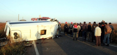 Urfa'da Feci Kaza! Minibüs İle Otomobil Kafa Kafaya Çarpıştı: 2 Ölü, 18 Yaralı