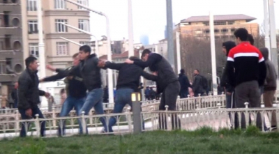 Yer: Taksim Meydanı! Bu kavga Biraz İlginç, Dinlene Dinlene Birbirlerini Dövdüler